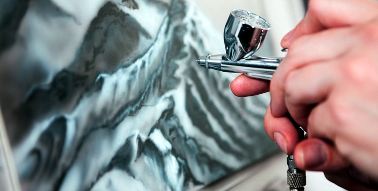 Detailreiche Gebirgslandschaft mit der Sprühpistole aufgetragen.