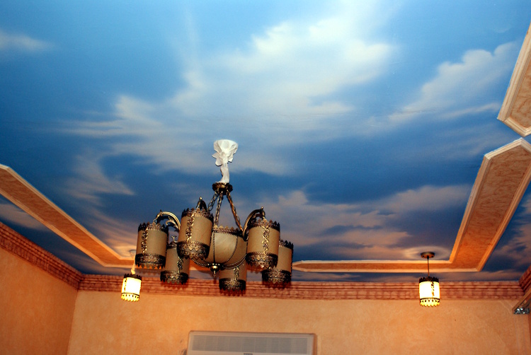 Himmlisches Deckenmotiv mit Airbrushfarben realisiert.