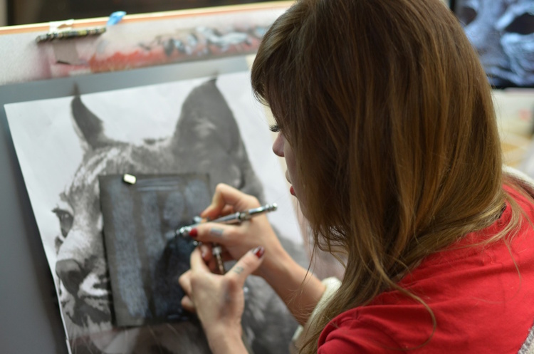 Airbrush-Maltechnik mit Schablonen