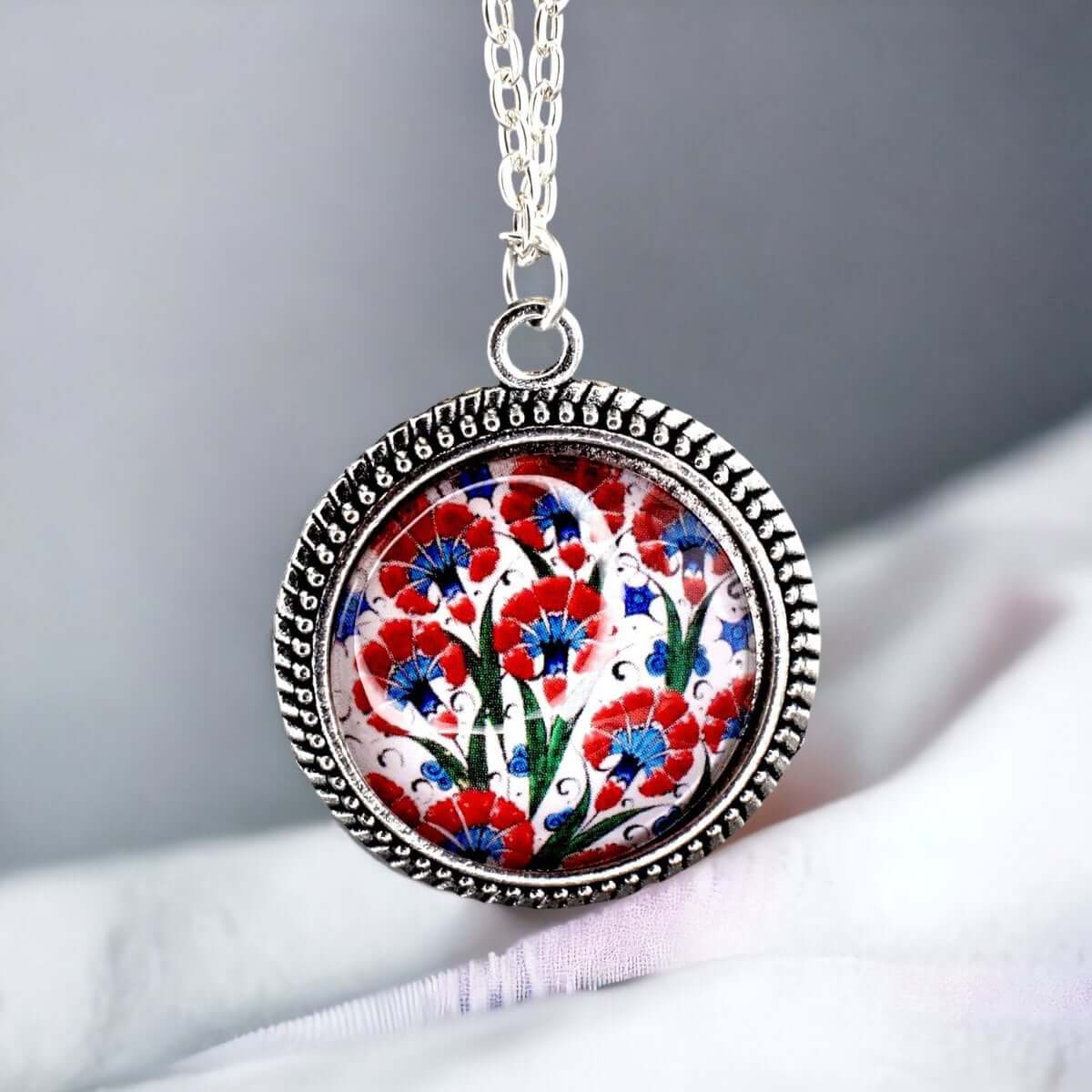 Anatolische Fliesen-Kette mit Anhänger aus Glascabochon Anatolische Fliesen-Kette mit Anhänger aus Glascabochon