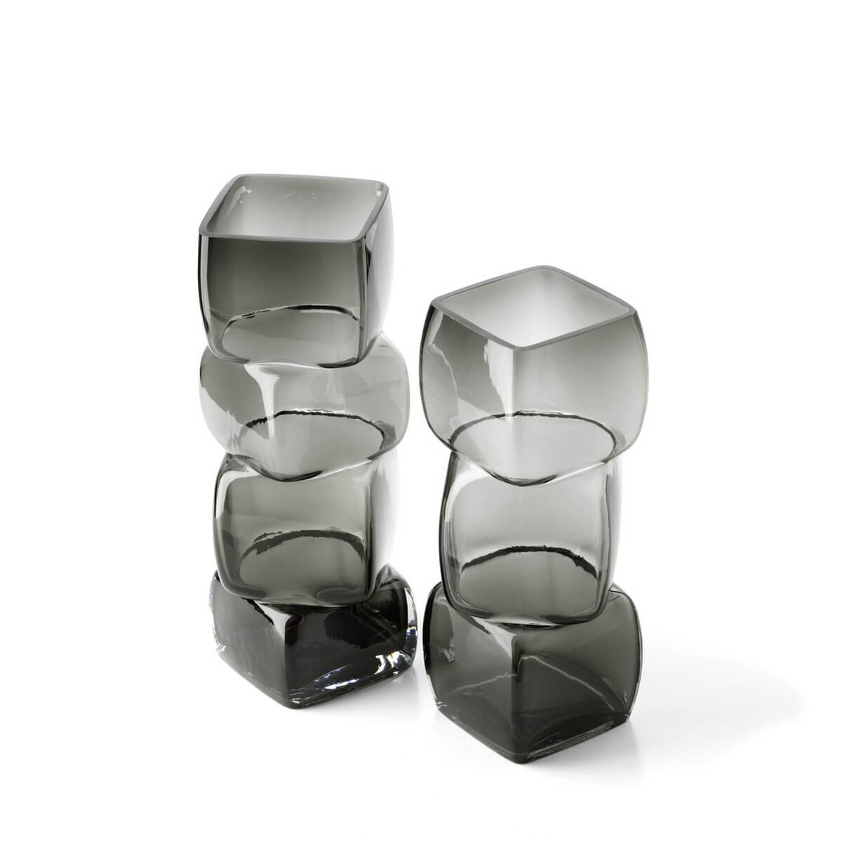 Vase sculptural « Cubes » - silhouette de cubes empilés en verre fumé recyclé (gris foncé) Vase sculptural « Cubes » – silhouette de cubes empilés en verre fumé recyclé (gris foncé) – Image 4