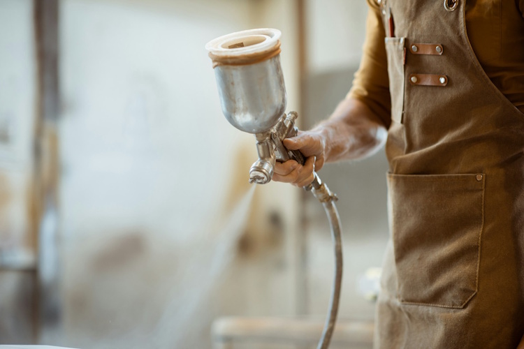 Erlernen Sie die Techniken für das Sprühen von Innenraumfarbe.