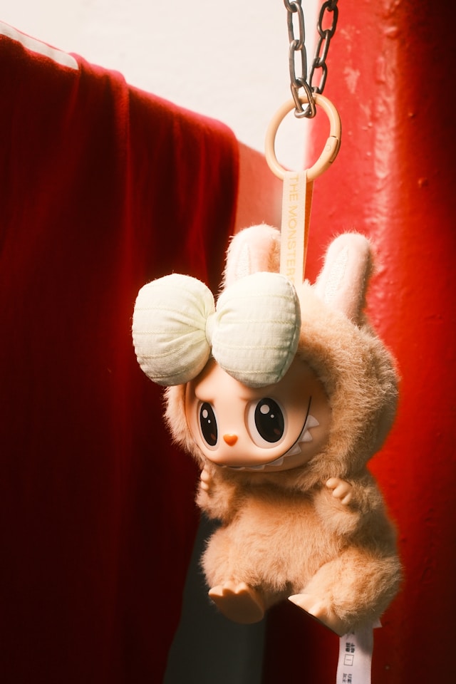 Labubu – die pelzige Monsterpuppe von Pop Mart hat weltweit einen Hype ausgelöst. Jetzt kann auf die Wertentwicklung der Serie gewettet werden.