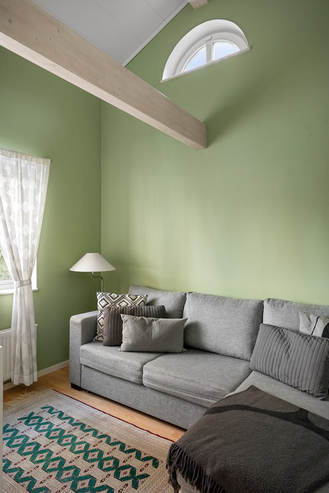 Ein Raum, der in einem tiefen, matten Salbeigrün gestrichen ist, strahlt eine organische Ruhe aus.