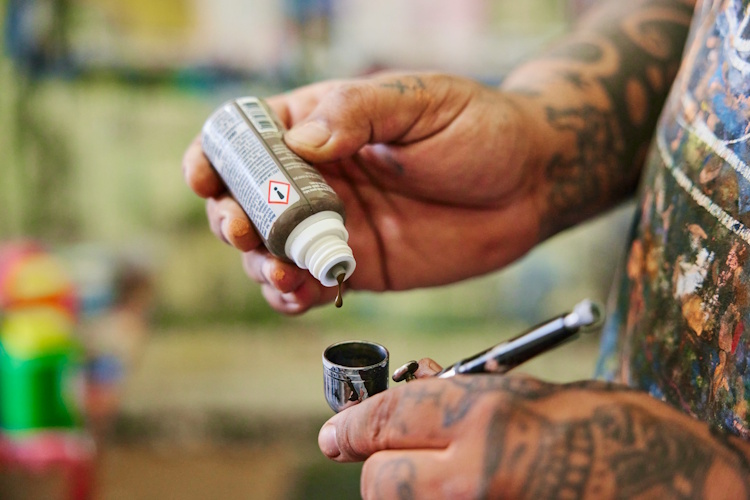 Airbrushfarben haben eine niedrige Viskosität und eine Konsistenz, die eher einer Flüssigkeit als einer Paste ähnelt.