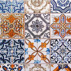 L'art du carrelage transforme des pièces ordinaires en céramique, en verre ou faites à la main en de superbes décorations murales qui ajoutent du caractère aux pièces.