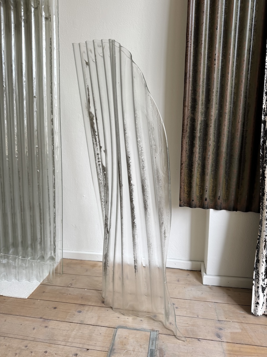 Abb: Ömer Faruk Kaplan, SKINs, 2025, Float Glas, Unikate