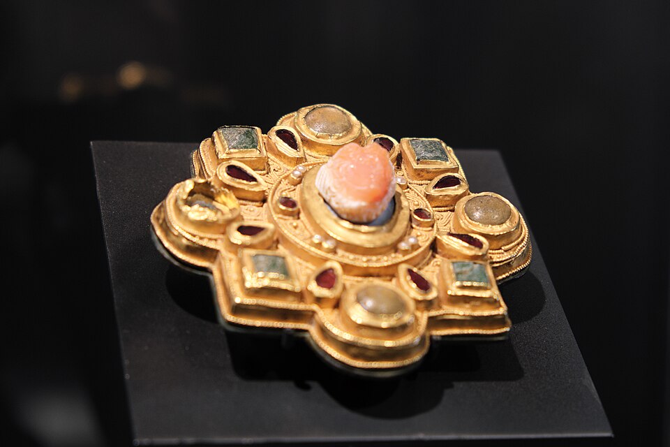 Goldfibel aus Mölsheim, um 630 nach Chr. - ausgestellt im Hessischen Landesmuseum in Darmstadt (Archäologische Sammlung)