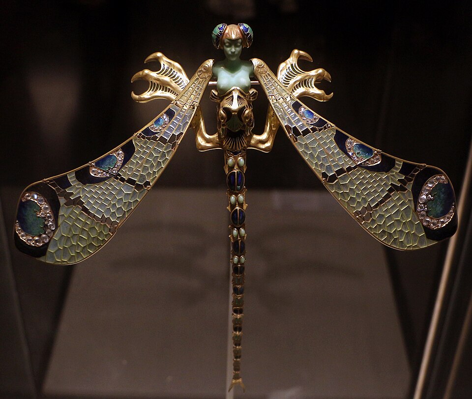Ein Schmuckstück in Form einer Libelle aus der René Lalique-Sammlung im Calouste Gulbenkian Museum.