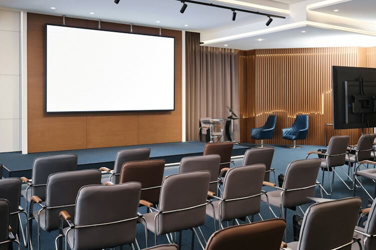 Schallreduzierende Akustikelemente in einem Konferenzraum