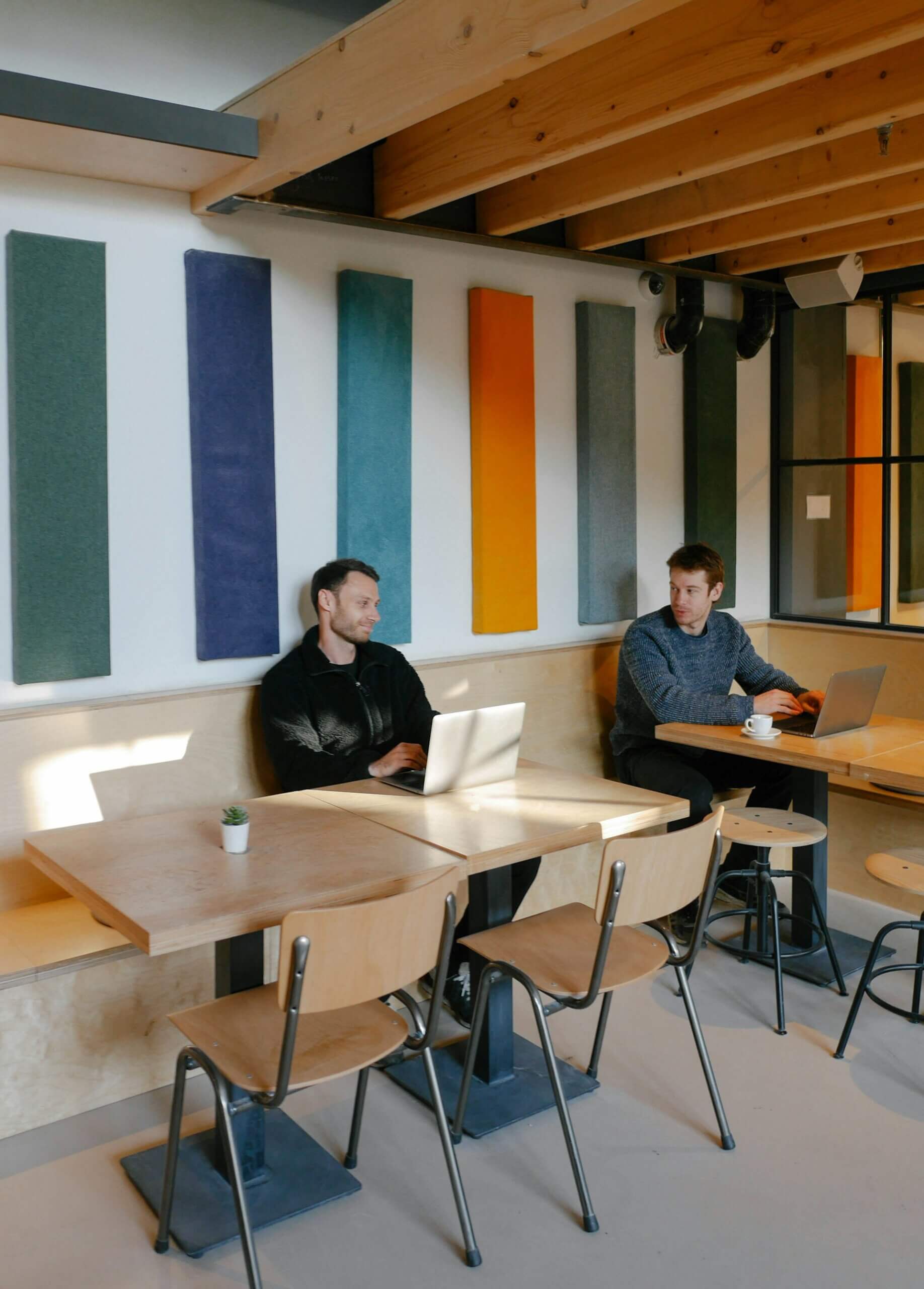 Ästhetisch ansprechender Schallschutz an Decke und Wänden in Arbeitsumgebung