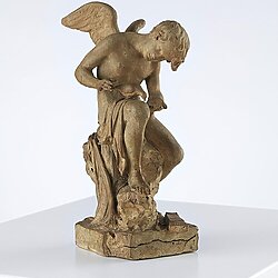 Amor füttert eine Taube, Skulptur von Julius Middelthun