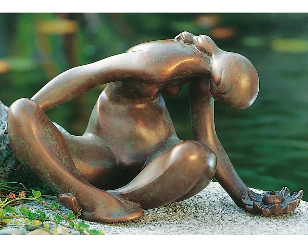 Gartenskulptur “Mädchen mit Blume” von Théo Stuttgé, Limitierte Edition in Bronze