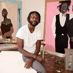 Amoako Boafo posiert in seinem Atelier für ein Foto (2020)