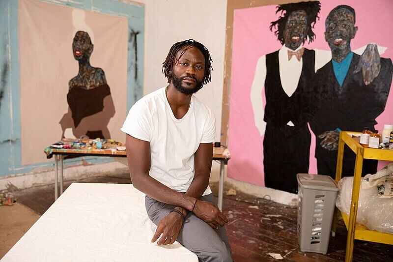 Amoako Boafo posiert in seinem Atelier für ein Foto (2020)