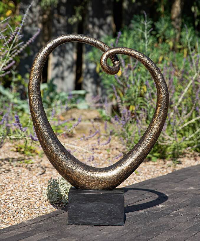 Sculpture abstraite « Relaxante », forme fluide à la finition antique dorée Sculpture abstraite « Relaxante », forme fluide à la finition antique dorée – Image 2