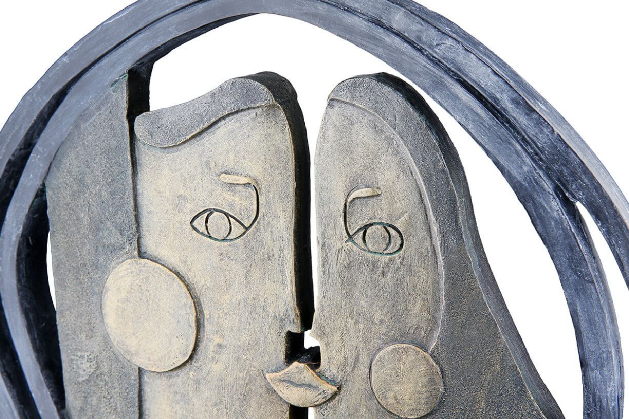 Escultura abstracta "El Beso", motivo de pareja en acabado antiguo color dorado Escultura abstracta "El Beso", motivo de pareja en acabado antiguo dorado – Imagen 2