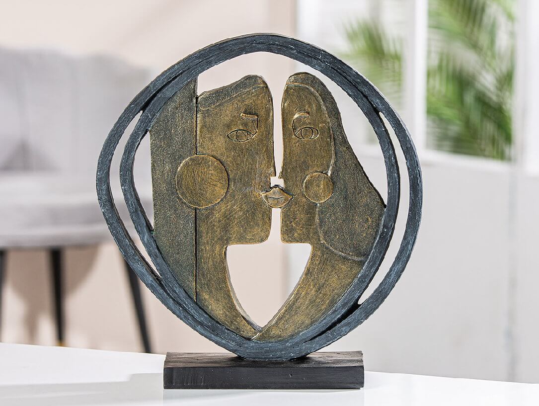 Escultura abstracta "El Beso", motivo de pareja en acabado antiguo color dorado Escultura abstracta "El Beso", motivo de pareja en acabado antiguo dorado – Imagen 3