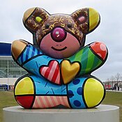 Vorderseite des "Best Buddies Friendship" Bear von Romeo Britto in der Mühlenstraße in Berlin-Friedrichshain vor der O2-World