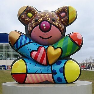 Vorderseite des "Best Buddies Friendship" Bear von Romeo Britto in der Mühlenstraße in Berlin-Friedrichshain vor der O2-World