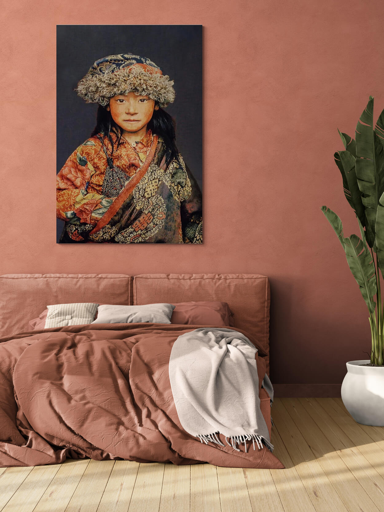 Tapiz de pared tejido a mano "Niño tibetano 2" de Alison Wright, fonoabsorbente (sobre bastidor, fondo gris) Tapiz de pared tejido a mano “Niño tibetano 2” de Alison Wright, tensado sobre un bastidor y con material fonoabsorbente (fondo gris)