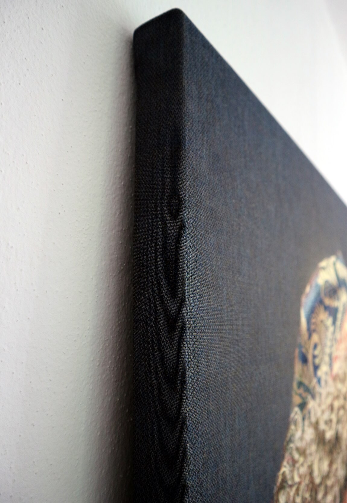 Tapiz de pared tejido a mano "Niño tibetano 2" de Alison Wright, fonoabsorbente (sobre bastidor, fondo gris) Tapiz de pared tejido a mano “Niño tibetano 2” de Alison Wright, tensado sobre un bastidor y con material fonoabsorbente (fondo gris)