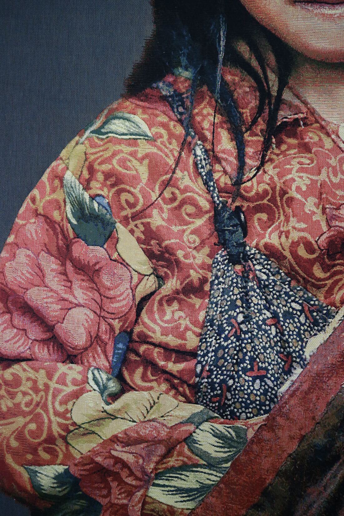 Tapiz de pared tejido a mano "Niño tibetano 2" de Alison Wright, fonoabsorbente (sobre bastidor, fondo gris) Tapiz de pared tejido a mano “Niño tibetano 2” de Alison Wright, tensado sobre un bastidor y con material fonoabsorbente (fondo gris)