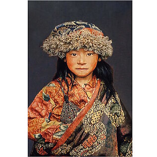 Handgewebter Tapisserie-Wandteppich "Tibetisches Kind 2" von Alison Wright, auf Keilrahmen gespannt und schallabsorbierend (grauer Hintergrund)