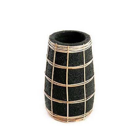 Farbenfrohes Nordic Design - Scandi Stil mit Color-Upgrade Inneneinrichtung Antrei Hartikainen Vase "Cutie" aus Terrakotta mit Bastdetails (schwarz) - S