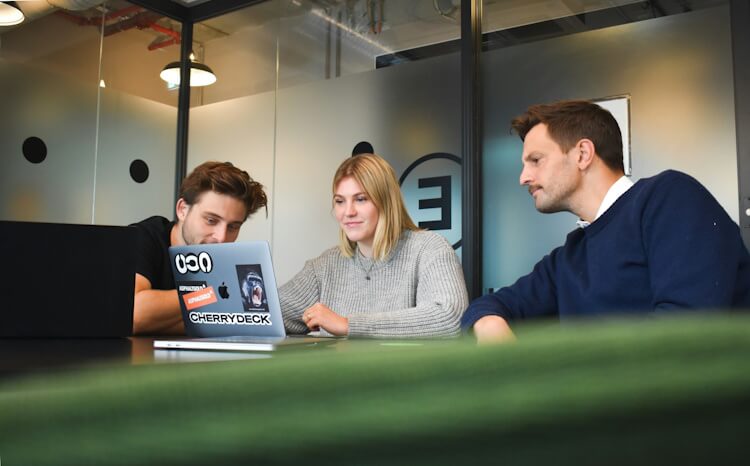 Der eigentliche Wettbewerbsvorteil kreativer Teams liegt in Zukunft womöglich darin, die operative Komplexität bewusst zu reduzieren.