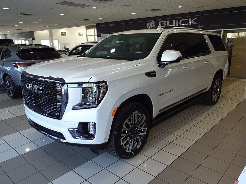 American monumentalism on wheels: The GMC Yukon Denali Ultimate as a masterpiece of automotive design. Wall decor America The GMC Yukon Denali looks like a deliberately placed block in the cityscape.