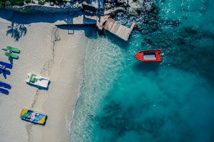 Ksamil ist ein Badeort ganz im Süden Albaniens am Ufer des Ionischen Meers,