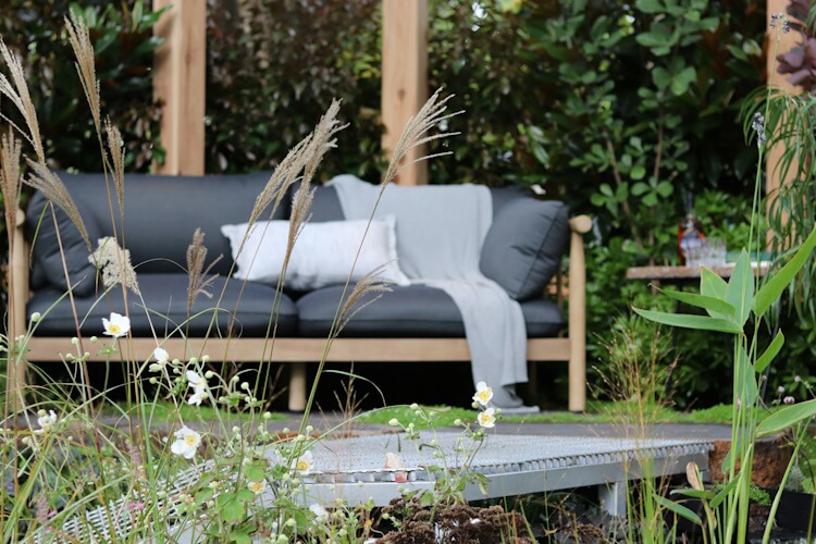 Auch bei den Gartenmöbeln hat sich der Scandi Style durchgesetzt.