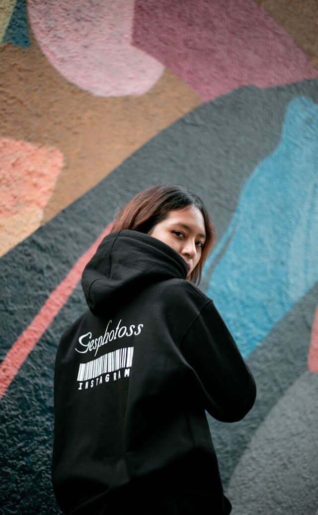 Die Möglichkeit, individuelle Designs ohne Mindestbestellmenge auf fair produzierten Bio-Hoodies umzusetzen, ist ein Wendepunkt für die kreative Szene.
