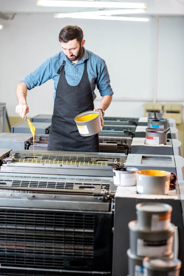 Siebdruck als Kunstform: Warum die alte Drucktechnik heute wieder boomt