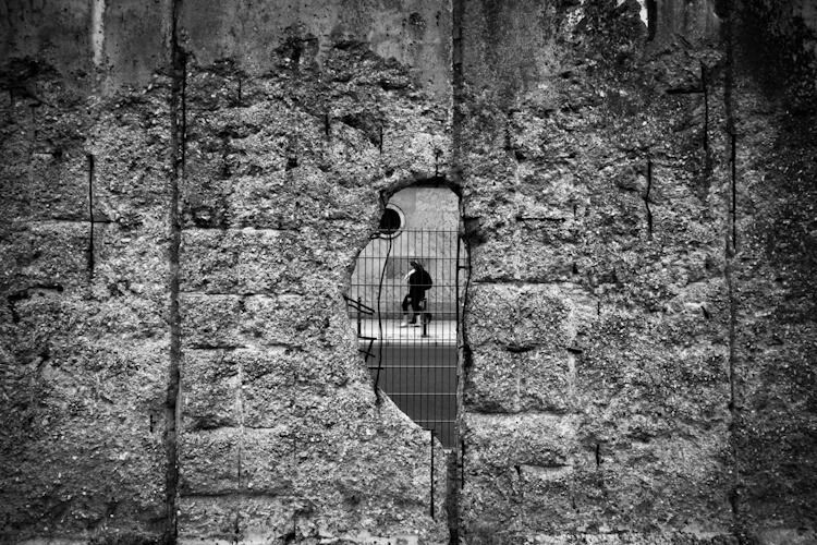 Blick durch die Berliner Mauer