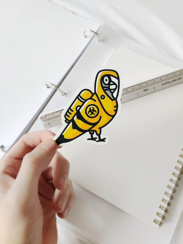 Small formats, big message: The renaissance of the art sticker – wall decoration, forms of artistic expression Designers and illustrators use the sticker format, for example, to tell a coherent story, present a thematic series, or introduce a family of characters.