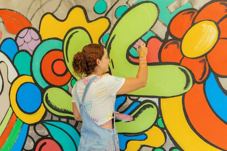 Graffiti zu Hause: Wie aus einer Wand im Kinder- oder Wohnzimmer ein urbanes Unikat wird Wanddeko fototapete Im Kinderzimmer, Wohnzimmer und Treppenhaus eignet sich fast jede tragfähige Wand für ein Indoor Graffiti.