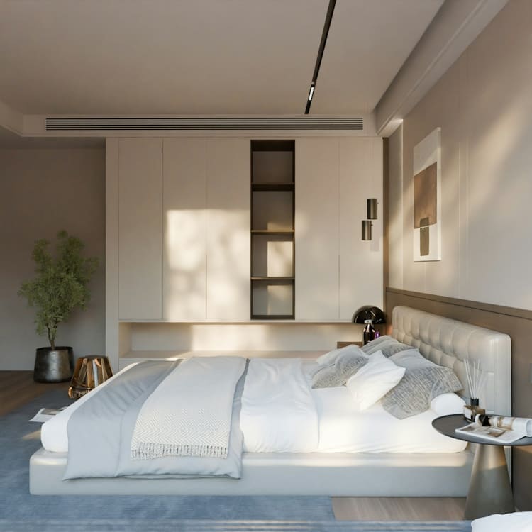 Raumgestaltung für kompakte Schlafzimmer: Die idealen Proportionen für smarte Stauraumlösungen Wanddeko holz Dieses Schlafzimmer zeichnet sich durch ein minimalistisches, monochromes Design in hellen Tönen aus, das durch sanfte Beleuchtung eine beruhigende Atmosphäre schafft. Als Stauraum dient ein nahtlos integrierter Einbauschrank, der geschlossene Fronten geschickt mit einer zentralen, offenen Regalreihe und einem durchgehenden unteren Ablagefach kombiniert.