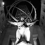 Berühmte Skulpturen als Bronzefigur fürs Zuhause Wanddeko antike Skulptur „Atlas“ bei Nacht, 5th Avenue, New York City