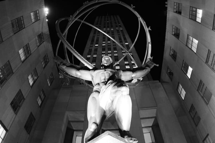 Berühmte Skulpturen als Bronzefigur fürs Zuhause Grafikdesign antike Skulptur „Atlas“ bei Nacht, 5th Avenue, New York City
