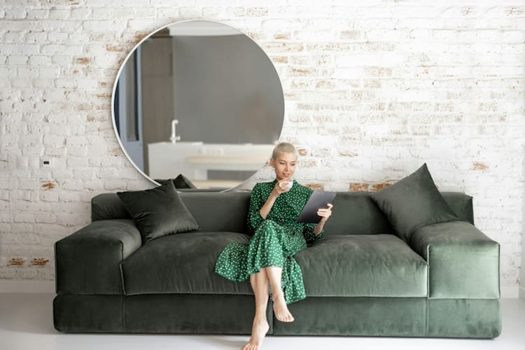 Skulpturales Wohnen - das Big Sofa als architektonisches Statement im Raum Tipps für Künstler designer möbel Die blockartigen, breiten Armlehnen und das bodennahe, kastenartige Profil verleihen dem Big Sofa im Bild eine geerdete, massive Präsenz.