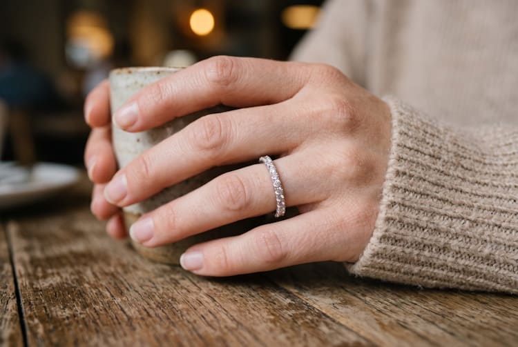 Eternity Ring: Ein Symbol für Liebe und Verbundenheit Tipps für Künstler emotionen Ein Eternity-Ring hat besondere Bedeutung für uns, da er oft als Zeichen für Beständigkeit und die tiefe Verbindung zwischen zwei Menschen gesehen wird.