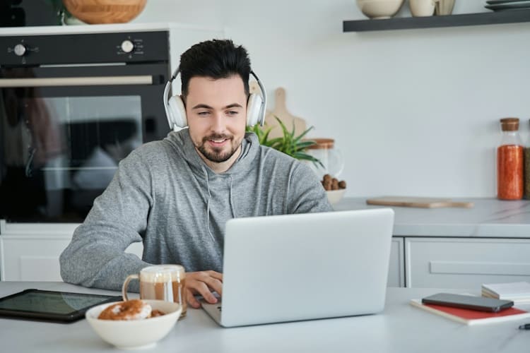 Abseits von Fiverr und Co. - Wie Freiberufler direkte Kunden finden und langfristig halten können Freelancing Bitrix24 Abseits von Fiverr und Co. – Gemeinsam mit unserem Expertise-Partner Bitrix24 zeigen wir auf, wie Freiberufler direkte Kunden finden und langfristig halten können.