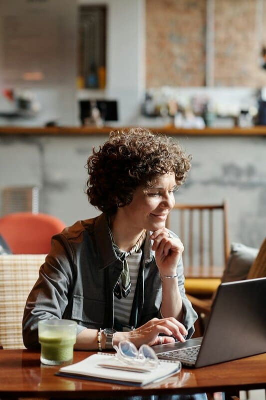Künstlersozialkasse und Verträge: Wie sich Selbstständige im Kunstbereich vor Verschuldung schützen Tipps für Künstler designbranche Freischaffende Kreative sollten unbedingt ihre Arbeitszeit schützen.