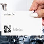 QR-Code auf der Visitenkarte: Wie Künstler damit Interessenten zu Instagram führen Wanddeko event marketing Hand hält die Rückseite einer minimalistischen Atelier-Visitenkarte mit QR-Code
