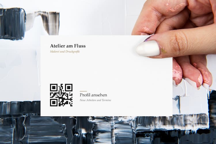 QR-Code auf der Visitenkarte: Wie Künstler damit Interessenten zu Instagram führen Grafikdesign event marketing Hand hält die Rückseite einer minimalistischen Atelier-Visitenkarte mit QR-Code