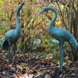 Ensemble de 2 sculptures de jardin en bronze / gargouilles « Couple de grues »