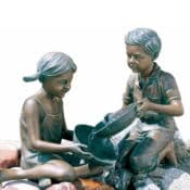 2 Gartenskulpturen aus Bronze / Wasserspeier "Lisa und Lasse" im Set