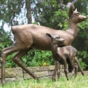 2 Gartenskulpturen "Ricke und Rehkitz" von Helmut Diller, Bronzeskulpturen im Set